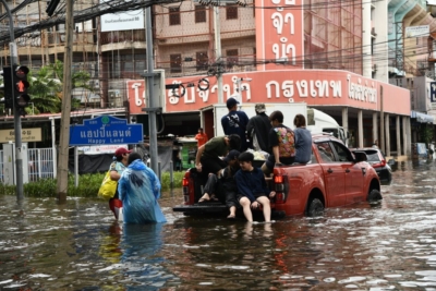 กทม. เปิดตัวเลขเยียวยาน้ำท่วม ‘ทางรัฐ’ ผ่านเกณฑ์ 8.8 หมื่นหลังคาเรือน ทะลุ 649 ล้าน