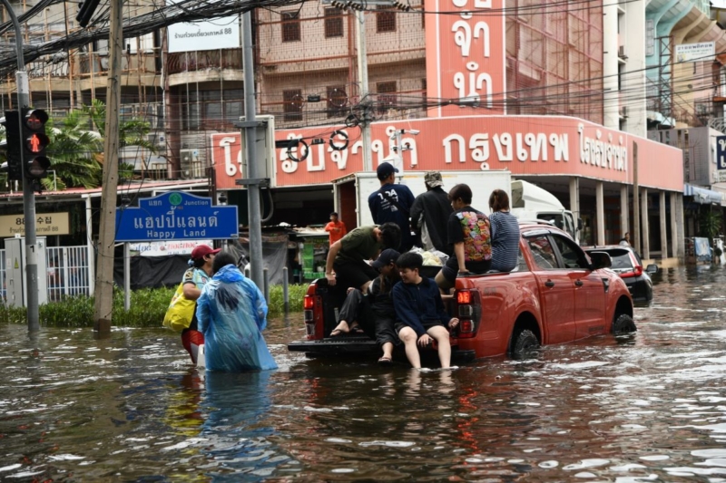 กทม. เปิดตัวเลขเยียวยาน้ำท่วม ‘ทางรัฐ’ ผ่านเกณฑ์ 8.8 หมื่นหลังคาเรือน ทะลุ 649 ล้าน