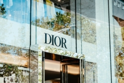 ปล้นสะดมสินค้าหรูกลางปารีส กลุ่มแบรนด์ลักชูเหยื่อจลาจล Dior ไวรัลขอจ้างการ์ดคุ้มกันเอง