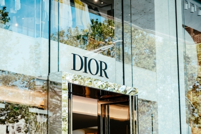 กลุ่มแบรนด์ลักชูเหยื่อจลาจล ปล้น-เผา-ทำลาย Dior จ้างการ์ดคุ้มกันเอง
