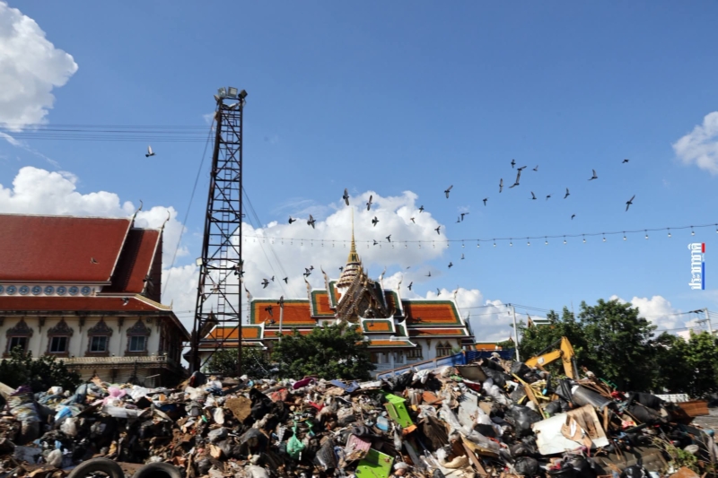 กทม. เร่งสะสาง ‘ขยะน้ำท่วม’ ลาดพร้าว 101 เบรกทิ้งชั่วคราววัดบึงทองหลาง ย้ายไปจุดรับขยะใหม่
