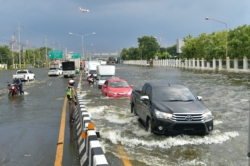 ขับรถลุยน้ำท่วม ทำป้ายทะเบียนหาย ขนส่งฯ อัปเดตขั้นตอนล่าสุด ไม่ต้องใช้เล่มจริง