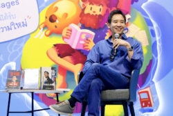 แฟนหนังสือต่อคิวล้นรอพิธาแจกลายเซ็นต์ แนะ 3 ข้อแก้ปัญหาเศรษฐกิจ