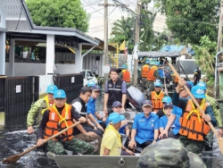 ทรงห่วงใย ถุงยังชีพพระราชทานถึงมือผู้ประสบอุทกภัยอีก 200 ชุด