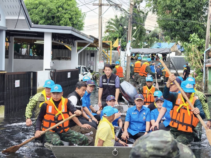 ทรงห่วงใย ถุงยังชีพพระราชทานถึงมือผู้ประสบอุทกภัยอีก 200 ชุด