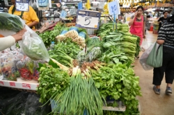 พาณิชย์ เร่งเติมผักรับกินเจ หลังน้ำท่วมดันราคาพุ่ง ย้ำหลายรายการเริ่มลด-จัดโปรลดสูงสุด 50%