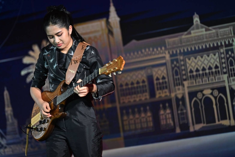 เนเน่สวมชุดผ้าไหมไทย ถ่ายทอดความงามแห่งผืนผ้า บนเวทีงานเลี้ยงผู้นำโลก IMF