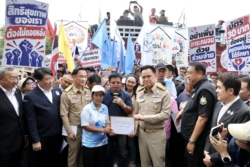 อนุทิน รับหนังสือ ‘พีมูฟ’ ประชิดทำเนียบ ยันไม่ตัดสิทธิสุขภาพ-ที่ดินทำกิน
