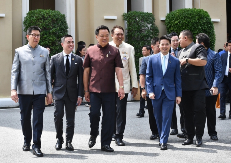 35 รัฐมนตรี ‘ครม.สัญจร อุดร’ แต่งชุด ‘ผ้าหมี่ขิด’ 2 ลายไหบ้านเชียง–ดอกบัว