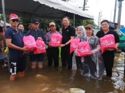ออมสิน รวมพลังช่วยผู้ประสบภัยน้ำท่วมหลายจังหวัด ส่ง “ถุงออมสินห่วงใย” แล้วกว่า 7,000 ชุด เดินหน้าช่วยต่อเนื่อง