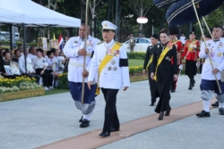 ในหลวง พระราชินี ทรงวางพวงมาลา พระบรมราชานุสาวรีย์ ร.9