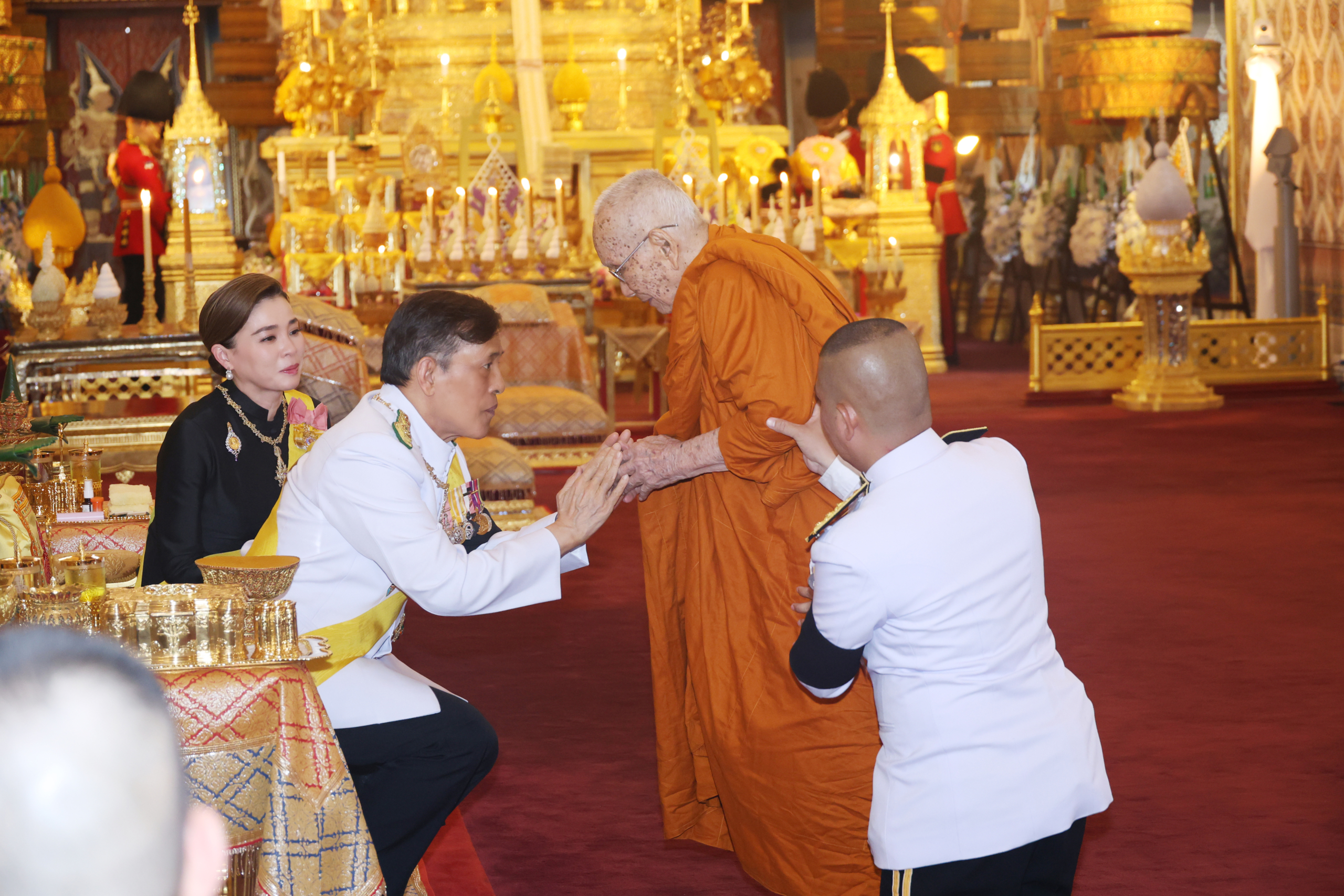 ในหลวง พระราชินี ทรงบำเพ็ญพระราชกุศลครบรอบ 1 ปี วันสวรรคต พระพันปีหลวง