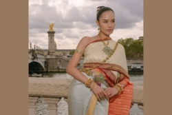 งามจับใจ โอปอล-สุชาตา พาชุดไทยอวดโฉมกลางปารีส