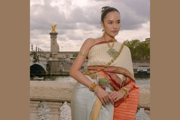 งามจับใจ โอปอล-สุชาตา พาชุดไทยอวดโฉมกลางปารีส